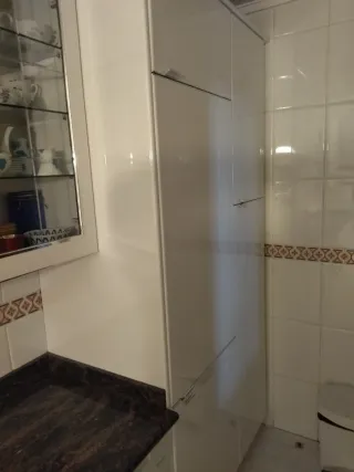 Cocina moderna blanca y marrón