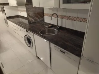 Cocina moderna blanca y marrón