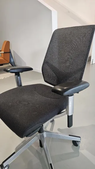 Silla de oficina ergonómica negra