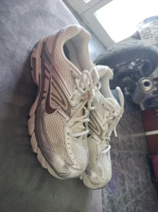 Zapatillas Nike grises y blancas