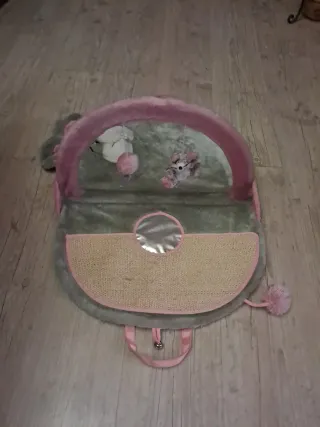 Letto e giocattolo per gatti