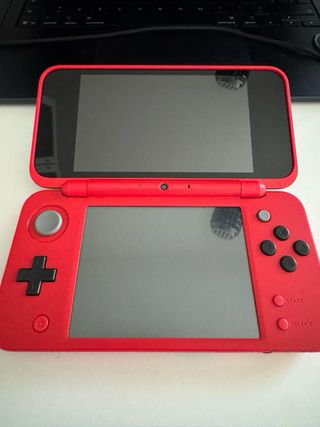 Nintendo 2DS XL Poké Ball Edition