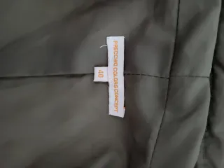 Chaquetón acolchado verde  con cremalleras doradas