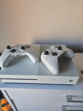 Xbox One S Blanca + 2 Mandos