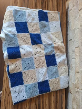 Manta tejida a mano para cuna