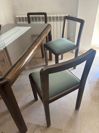 Mesa y seis sillas de madera de nogal.