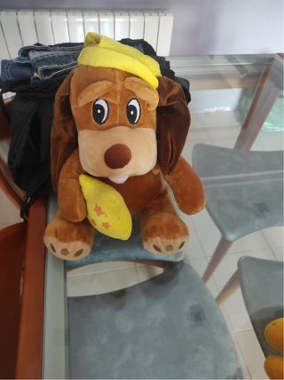 Peluche perro con gorro y plátano
