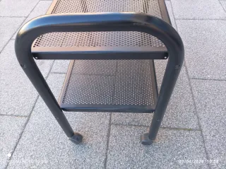 Mesa auxiliar metálica negra con ruedas