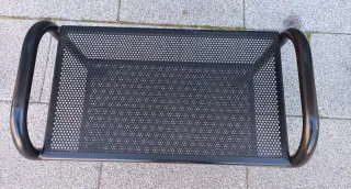 Mesa auxiliar metálica negra con ruedas