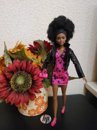 Muñeca Barbie con vestido rosa y chaqueta