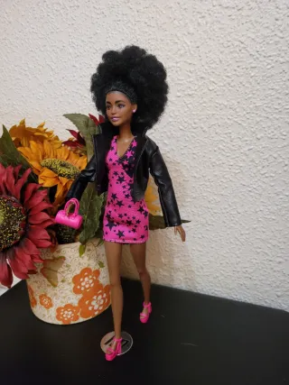 Muñeca Barbie con vestido rosa y chaqueta