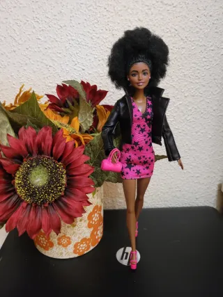 Muñeca Barbie con vestido rosa y chaqueta