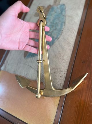 Ancla decorativa latón dorado.