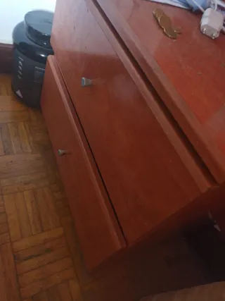 Caja de madera marrón