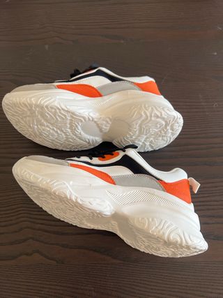 Zapatillas deportivas blancas y naranjas