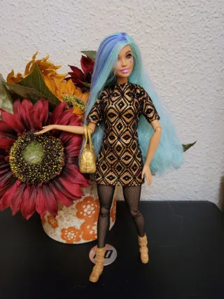 Muñeca barbie articulada con vestido estampado
