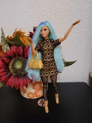 Muñeca barbie articulada con vestido estampado