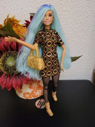 Muñeca barbie articulada con vestido estampado