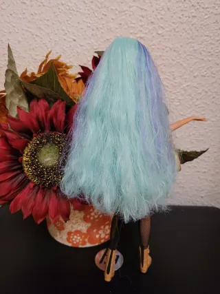 Muñeca barbie articulada con vestido estampado