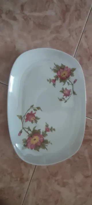 Elegant Set di Tè in Porcellana con Teiera, Due Tazze e Piatti su Vassoio con Fiori
