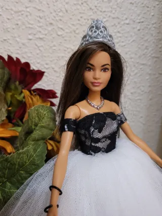 Muñeca barbie Princesa con Vestido Blanco y Tiara