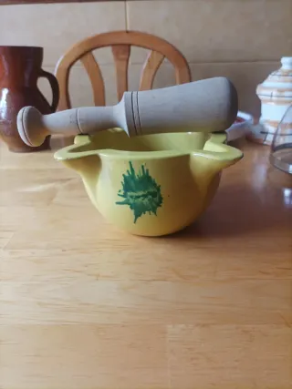 Mortero de cerámica y madera