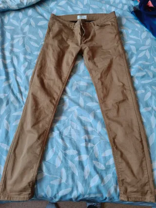 Pantalón recto Stradivarius beige/marrón.