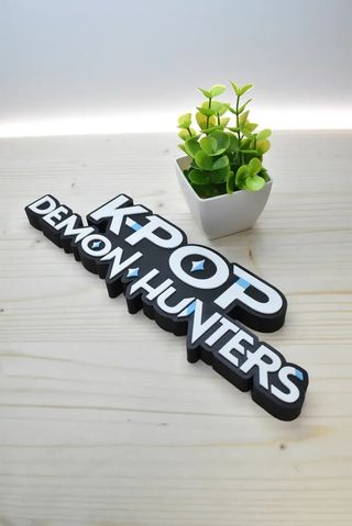 Letrero Huntrix Kpop Demon Hunters