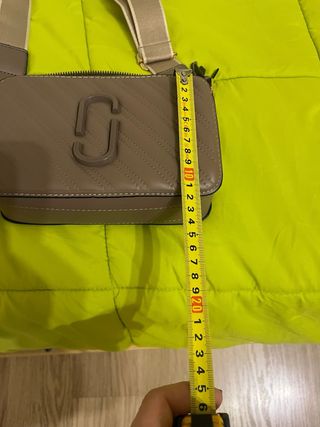 Bolso bandolera beige con logo J