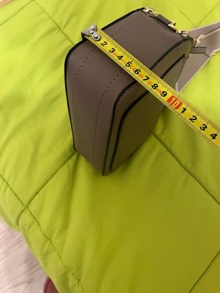 Bolso bandolera beige con logo J