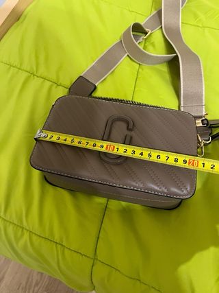 Bolso bandolera beige con logo J