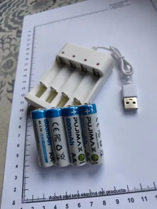 Caricabatterie USB per batterie AA e AAA