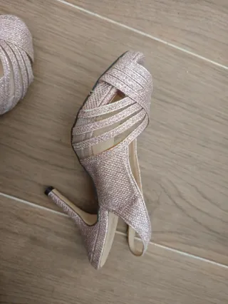 Zapatos de tacón Membur rosados y plateados