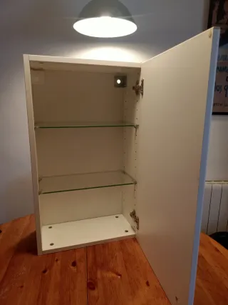 Armario para lavabo con estantes de cristal