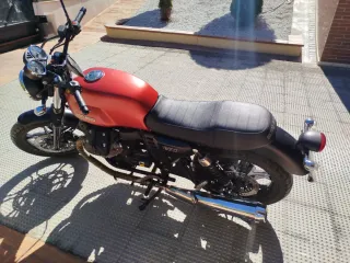 Moto Guzzi V7 Roja y Negra 2016