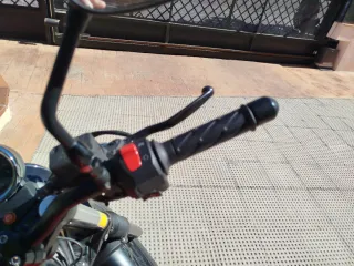 Moto Guzzi V7 Roja y Negra 2016