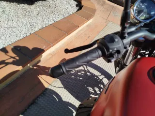 Moto Guzzi V7 Roja y Negra 2016