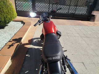 Moto Guzzi V7 Roja y Negra 2016