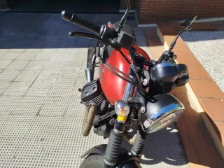 Moto Guzzi V7 Roja y Negra 2016