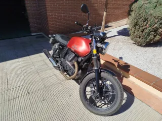 Moto Guzzi V7 Roja y Negra 2016