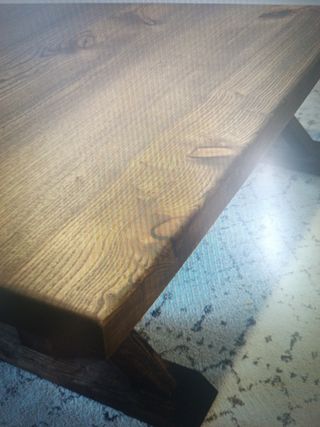 Mesa de madera maciza con sillas.