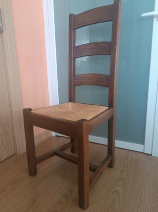 Mesa de madera maciza con sillas.