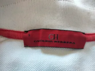 Polo azul y blanco de Carolina Herrera.