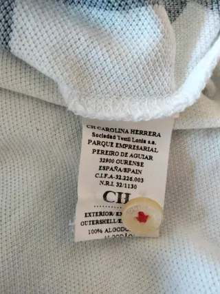 Polo azul y blanco de Carolina Herrera.