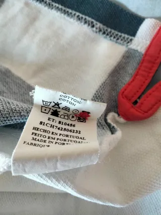 Polo azul y blanco de Carolina Herrera.
