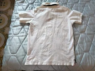 Polo azul y blanco de Carolina Herrera.