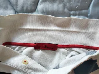 Polo azul y blanco de Carolina Herrera.