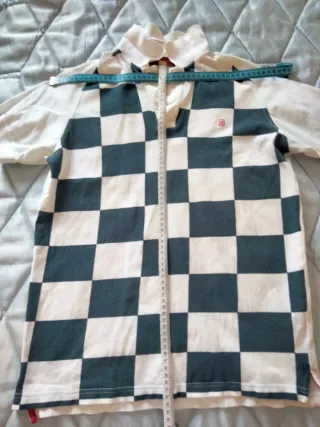 Polo azul y blanco de Carolina Herrera.