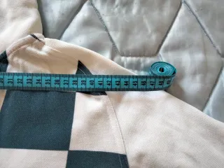 Polo azul y blanco de Carolina Herrera.