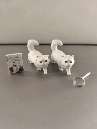 Mini Brands Gatos Blancos, Lupa y Mini Libro